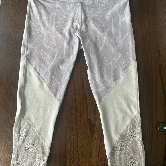 Fabletics Light Gray Leggings - Medium - Picture 6 of 14